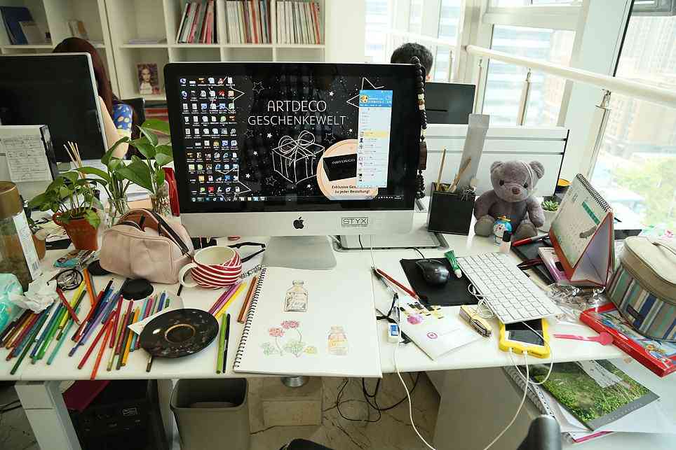 桌下化妆品收纳车推荐图片(桌上化妆品架子图片)