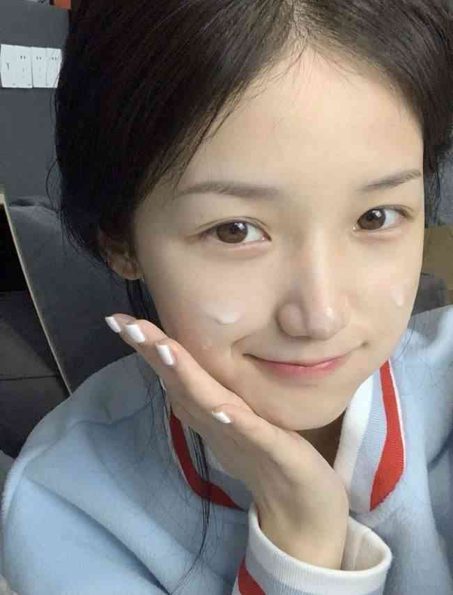 用清水洗脸还是用化妆品(用清水洗脸还是用化妆品洗脸好)