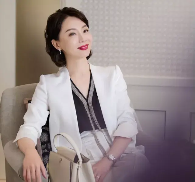 化妆品专柜店员妆容(化妆品专柜店员妆容要求)