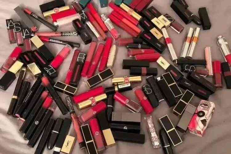 化妆品桌面收纳方案(化妆品桌面摆放图片)