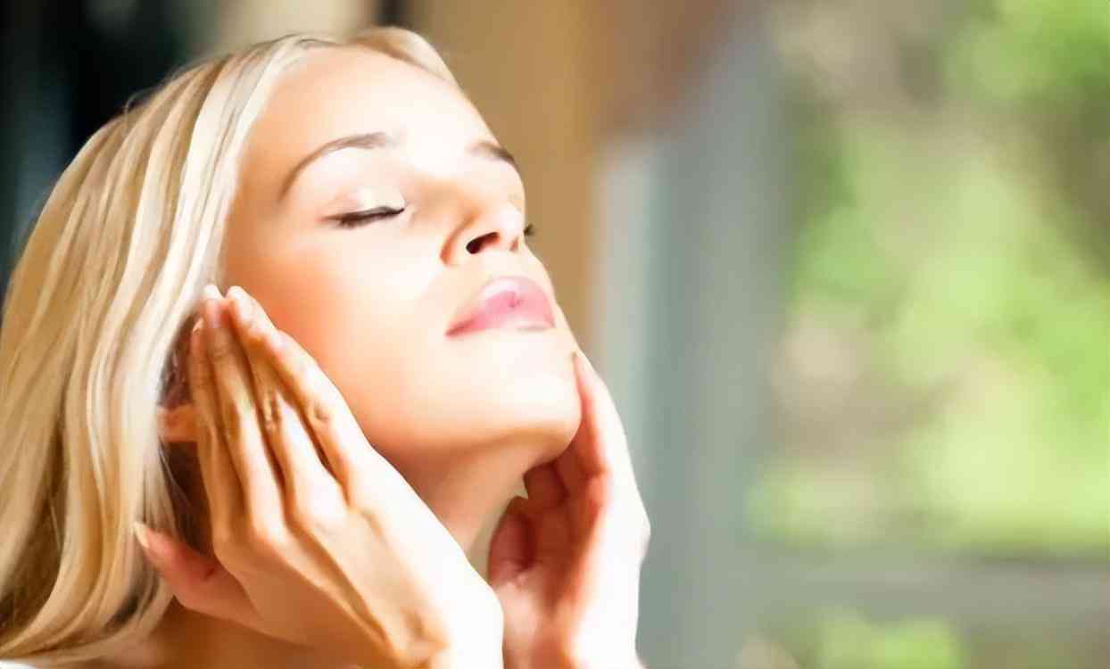 水滴状的化妆品图片大全(水滴状瓶子是哪个品牌护肤品)