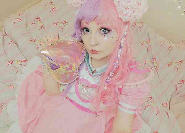 自制布娃娃化妆品视频教学(布娃娃的化妆品怎么做)