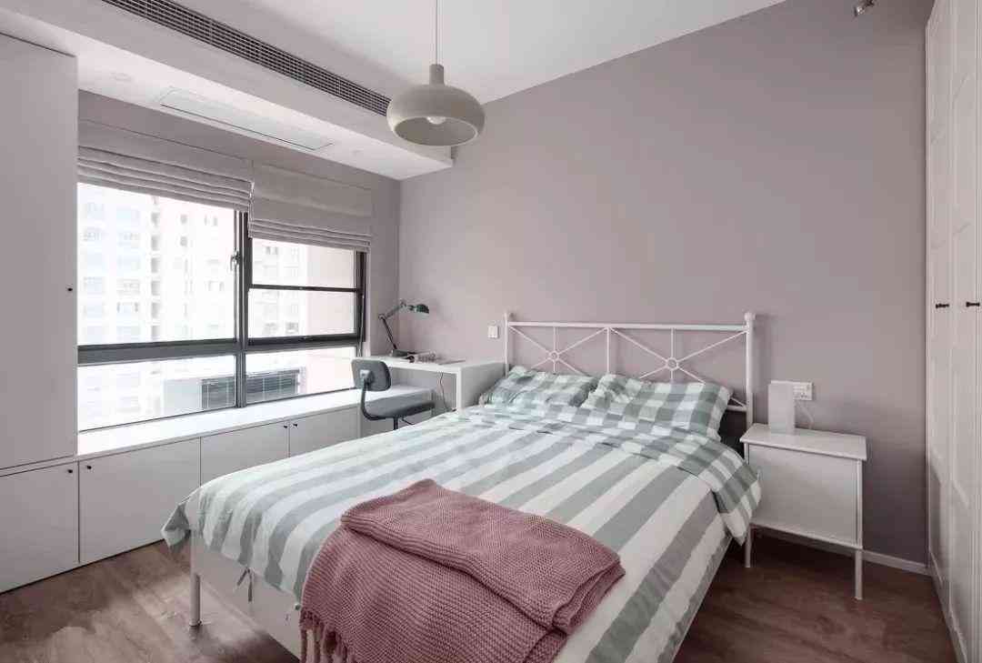 必备化妆品置物架客厅(化妆品置物架图片大全)