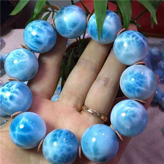 海纹石,即含铜针钠钙石在加勒比海岛屿的土著印地安人很早就发现并