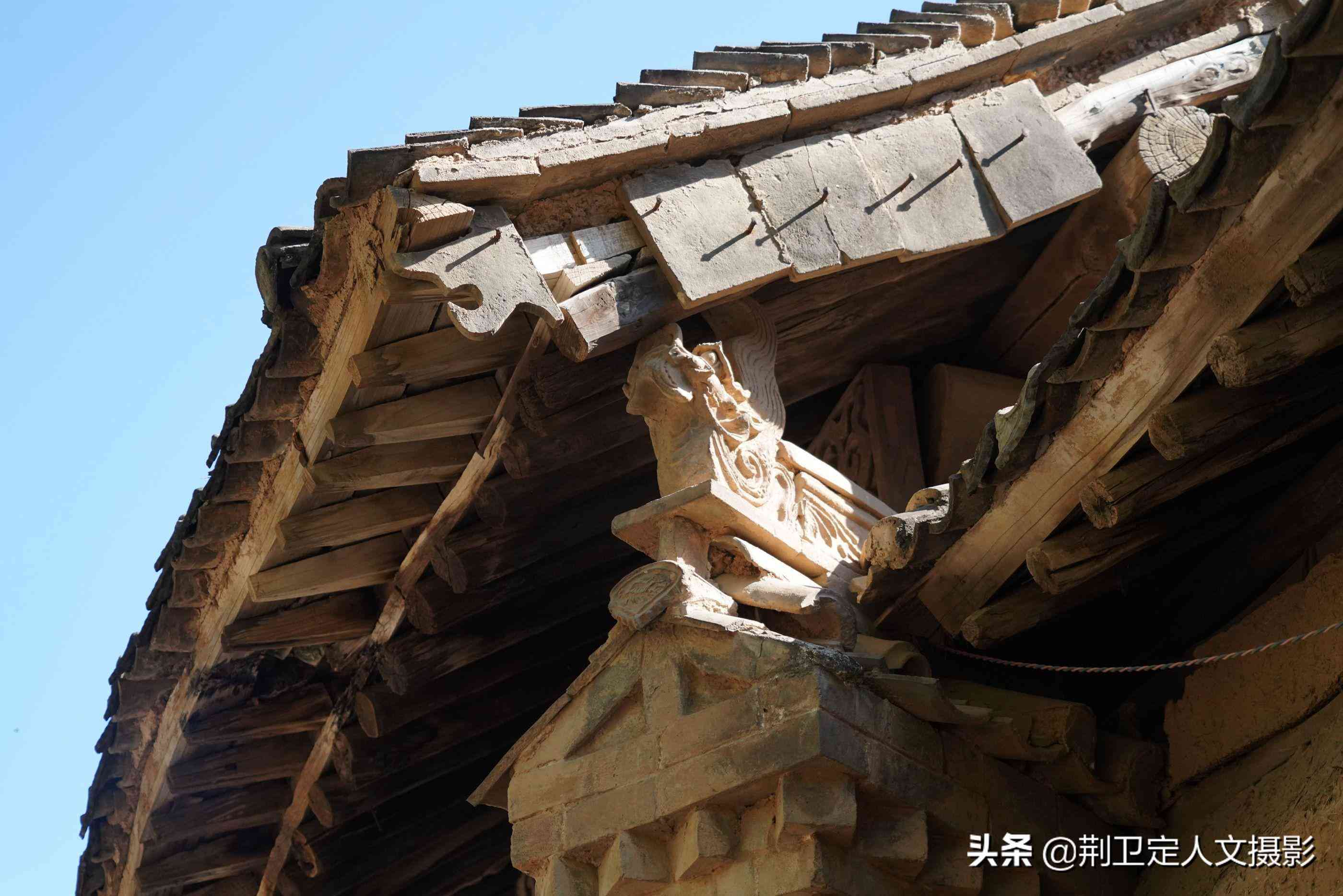 深山农村百年老宅门楼牌匾意喻深远，10万不卖，看看啥样子