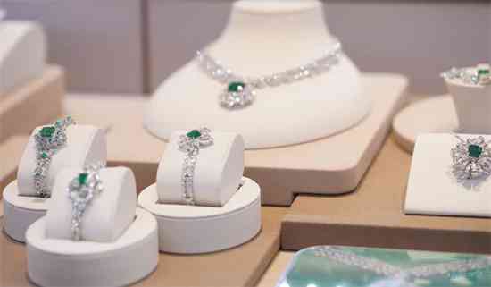 十万的钻戒多少克拉