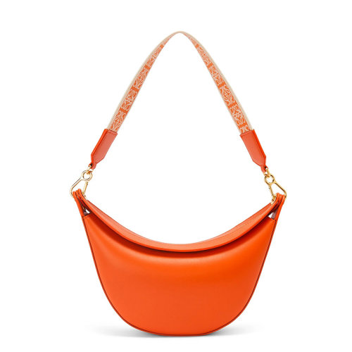LOEWE/罗意威 22新款Luna系列 女士小号橙色缎面小牛皮半月形流浪包单肩手提腋下包A923PM1X01-9100