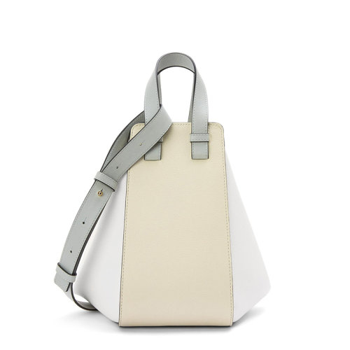 LOEWE/罗意威 22春夏新款Hammock系列 女士小号大理石灰/软白色经典牛皮革徽标压印金扣单肩斜挎手提吊床包0010697498