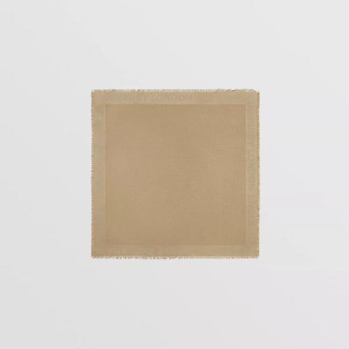  BURBERRY 22年秋冬 女士 专属标识亮片丝毛混纺提花围巾 80649101