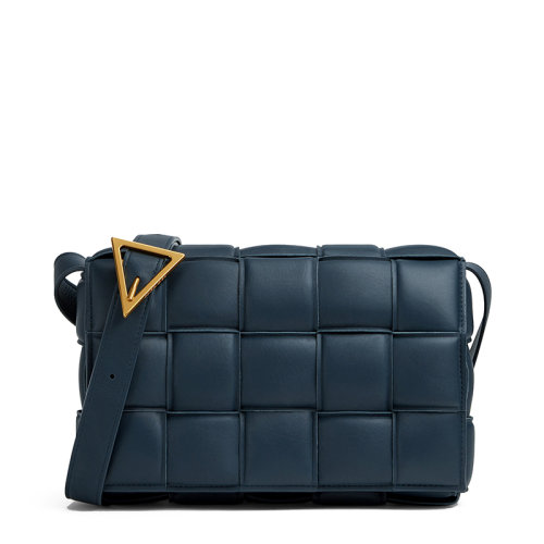 Bottega Veneta/葆蝶家 22新款Cassette系列 女士深蓝色Intreccio编织粒面牛皮革饰金扣单肩斜挎包591970VCQR13124