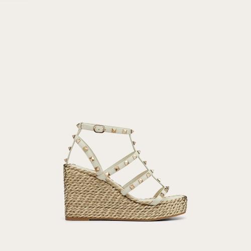 VALENTINO华伦天奴 22年秋冬 女士 中跟凉鞋 Sandales compensees a brides Rockstud en veau. 预定商品1-3周发货