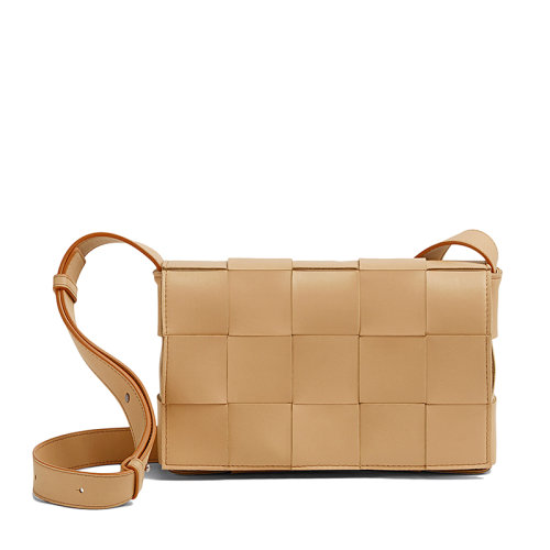 Bottega Veneta/葆蝶家 经典款CASSETTE系列 杏仁色小羊皮双面正交编织单肩豆腐包578004VMAY12714