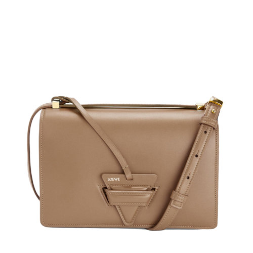 LOEWE/罗意威 Barcelona系列 女士貂色小牛皮三角形搭扣翻盖单肩斜挎包0010640860