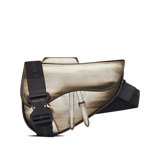 DIOR/迪奥 22春夏新款SADDLE系列 男士银色调磨砂效果Grunge风格图案牛皮革翻盖单肩斜挎马鞍包1ADPO130BRO_H31E