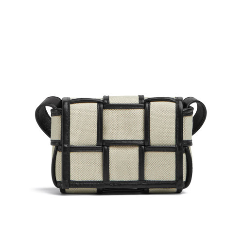 Bottega Veneta/葆蝶家 22新款CASSETTE系列 女士自然色/黑色帆布编织单肩手拿斜挎包714618VMBN39811