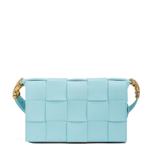 Bottega Veneta/葆蝶家 22新款Cassette系列 女士淡蓝色Intreccio编织粒面牛皮革单肩斜挎包666870V17H13915
