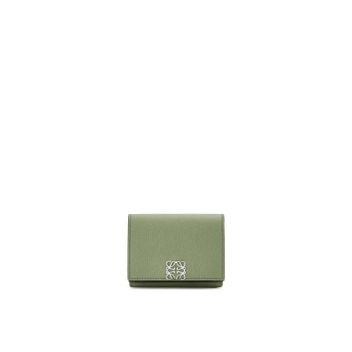  LOEWE罗意威 22年秋冬 女士 钱包 Anagram trifold 6 cc wallet in pebble grain calfskin C82