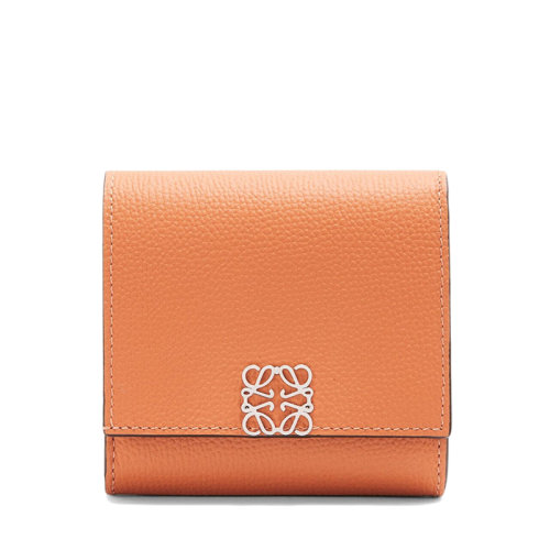 LOEWE/罗意威 22春夏新款 女士珊瑚礁色卵石纹牛皮革银色金属徽标装饰按扣翻盖紧凑型钱包C821L57X01-6935
