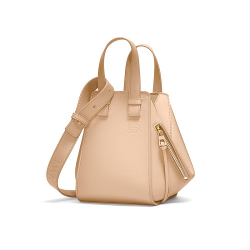 LOEWE/罗意威 22秋冬新款 Hammock系列 女士裸色缎面小牛皮外部钩扣压纹标志同色配件调节肩带肩背斜挎包A538H13X02-7620