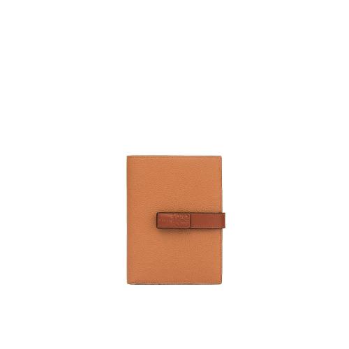  LOEWE罗意威 22年秋冬 女士 钱包 Medium vertical wallet in soft grained calfskin C660S87X