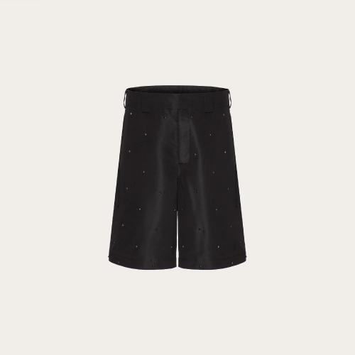  VALENTINO华伦天奴 22年秋冬 男士 短裤 BERMUDA EN FAILLE DE SOIE ROCKSTUD SPIKE FACON ALL