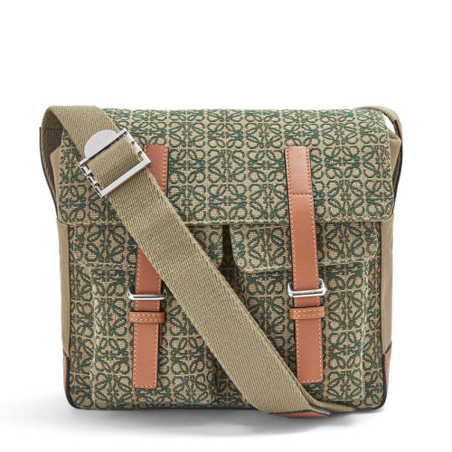 LOEWE/罗意威 22春夏新款 男士卡其绿帆布老花刺配棕色牛皮革单肩斜跨包0010655835