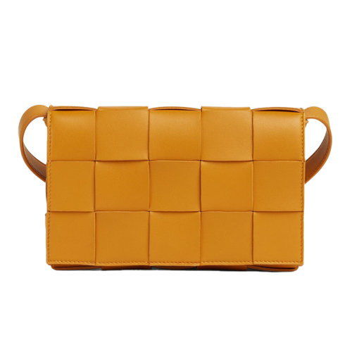 Bottega Veneta/葆蝶家 22新款 CASSETTE系列 女士黄棕色羔羊皮双面正交编织单肩豆腐包578004VMAY17716