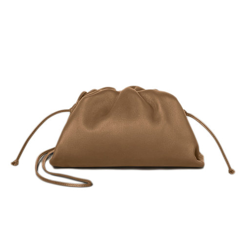 Bottega Veneta/葆蝶家 THE POUCH迷你系列 深驼色滑面小牛皮云朵包手拿斜挎包585852VCP402618
