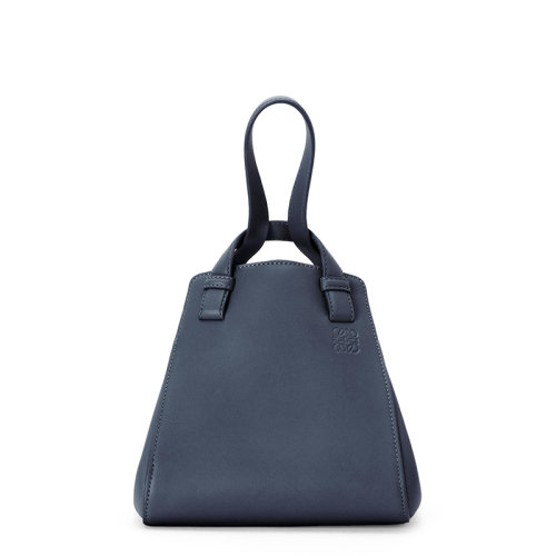 LOEWE/罗意威 22春夏新款Hammock Nugget系列 女士深海军蓝纳帕牛皮革徽标压印单肩斜跨手提吊床包0010701498