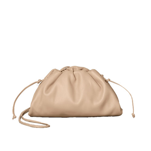 Bottega Veneta/葆蝶家 THE POUCH迷你系列 杏仁色滑面小牛皮云朵包手拿斜挎包585852VCP402752