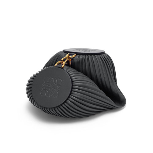 LOEWE/罗意威 22新款 女士黑色羊皮革褶皱效果拉链开合两端同色徽标压纹手拿包手腕包单肩手提包A912P84X08-1100