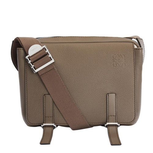 LOEWE/罗意威 22春夏新款 男士超小号深苔藓色粒面牛皮革Anagram压纹翻盖可单肩斜挎军用邮差包 0010473841