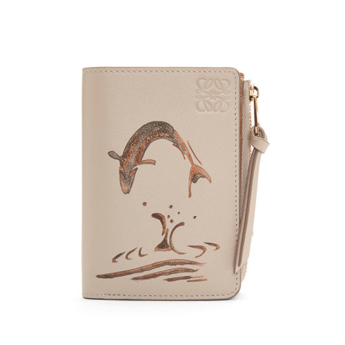 LOEWE/罗意威 23春夏新款 Fish系列 女士浅燕麦色小牛皮动物图案拉链开合钱包C643P30X11-2461