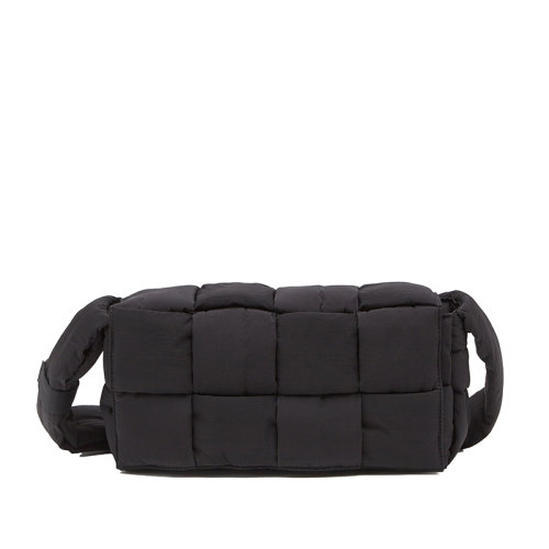 Bottega Veneta/葆蝶家 22春夏新款TECH CASSETTE系列 男士中号黑色加衬intreccio编织尼龙斜挎包628951VBO818803