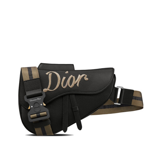 DIOR/迪奥 22新款SADDLE系列 男士黑色粒面牛皮革“Dior”丝带状标志磁性翻盖开合单肩斜挎马鞍包1ADPO093RIB_H00N