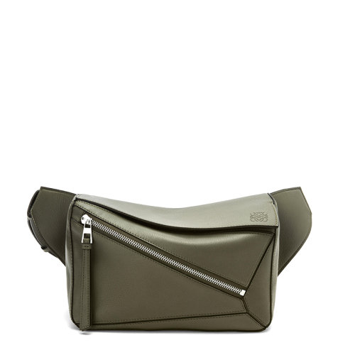 LOEWE/罗意威  Puzzle bumbag系列 男士小号卡其绿小牛皮可调节肩带拉链斜挎单肩包0010596492