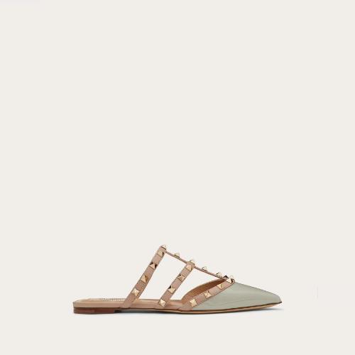  VALENTINO华伦天奴 22年春夏 女士 平底凉鞋 MULES ROCKSTUD VERNIES TW0S0H15VNW39K