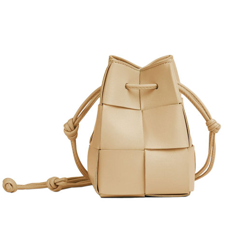 Bottega Veneta/葆蝶家 22新款 女士迷你浅咖色羔羊皮抽绳封口金色饰面单肩斜挎水桶包680217VCQC49776