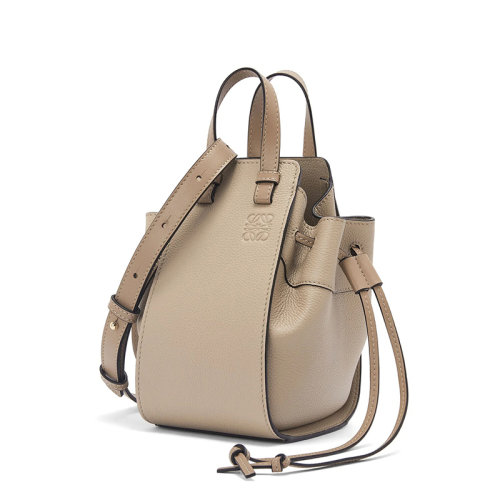 LOEWE/罗意威 22新款Hammock系列 女士迷你沙色柔软粒面牛皮革单肩斜挎手提吊床包A538V07X15-2150