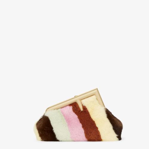  FENDI芬迪 22年秋冬 女士 手拿包 拼色镶饰貂皮手袋 8BP129AJHZF1HME