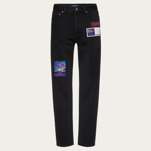  VALENTINO华伦天奴 22年秋冬 男士 休闲裤 PANTALON EN DENIM A_VEC éCUSSONS EN BROCART XV3