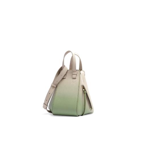  LOEWE罗意威 22年秋冬 女士 单肩包 Small Hammock bag in degrade nappa calfskin A538S35X46