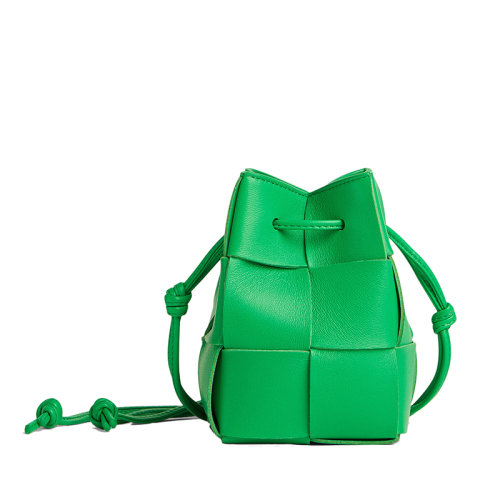 Bottega Veneta/葆蝶家 22新款Cassette系列 女士鹦鹉绿色迷你Intreccio编织皮革斜挎抽绳水桶包680217VCQC43722