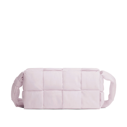 Bottega Veneta/葆蝶家 22春夏新款TECH CASSETTE系列 男士中号水洗幸福粉色加衬intreccio编织尼龙斜挎包628951VBO815904