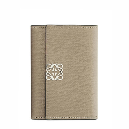 LOEWE/罗意威 女士沙色鹅卵石纹小牛皮徽标印花双折垂直钱包0010593630