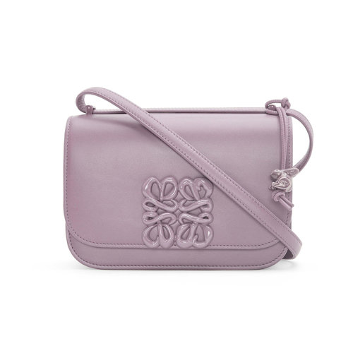 LOEWE/罗意威 23春夏新款 Goya系列 女士小号淡紫红色釉小牛皮同色五金配件瓷兔子吊饰磁扣开合调节肩带单肩斜挎包A794N09X02-4534