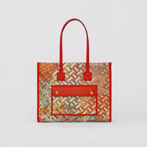  BURBERRY 22年秋冬 女士 Freya 小号专属标识地图印花皮革芙蕾雅托特包 80566901