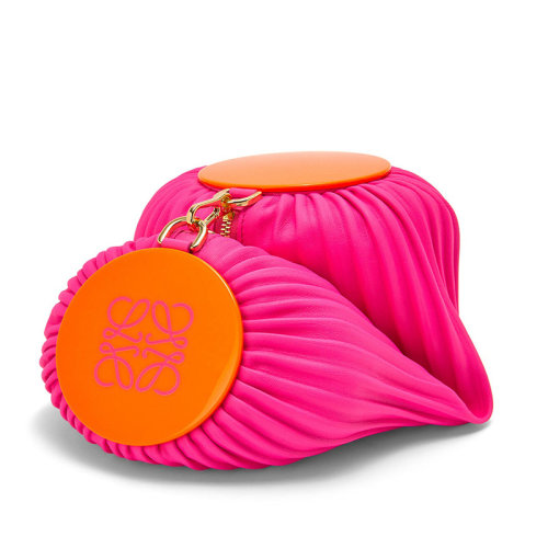 LOEWE/罗意威 22春夏新款女士霓虹粉褶皱纳帕皮革醋酸纤维金链手拿包0010652139