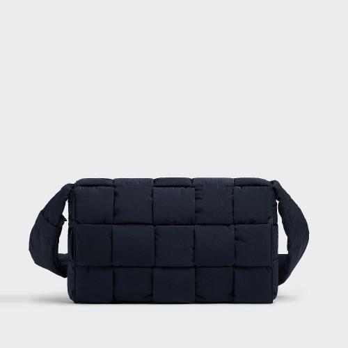  BV葆蝶家 22年秋冬 男士 单肩包 padded tech cassette maxi format 690133VBO818838