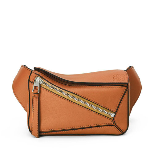 LOEWE/罗意威 22春夏新款Puzzle系列 男士棕褐色色经典小牛皮斜挎腰包0010651305